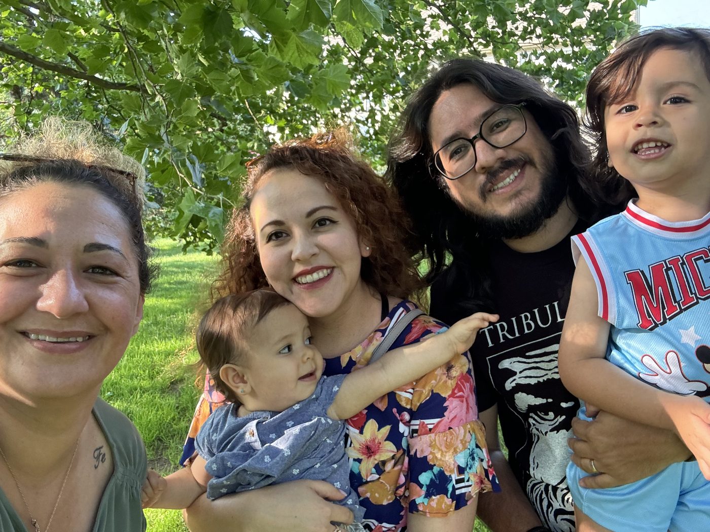 Familia celebrando el cierre de su casa