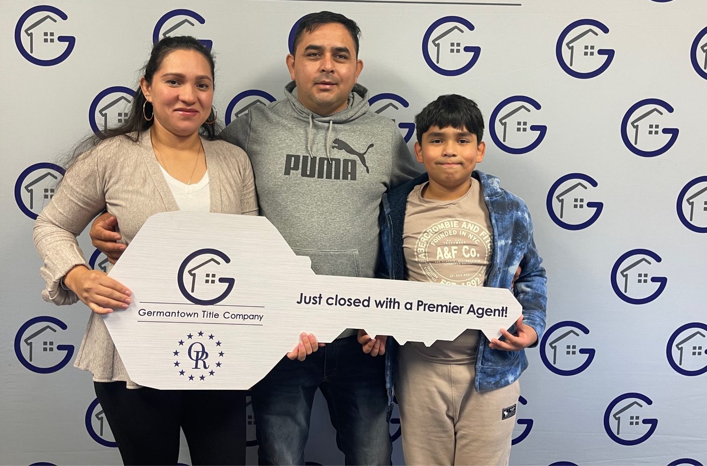 Familia celebrando el cierre de su casa