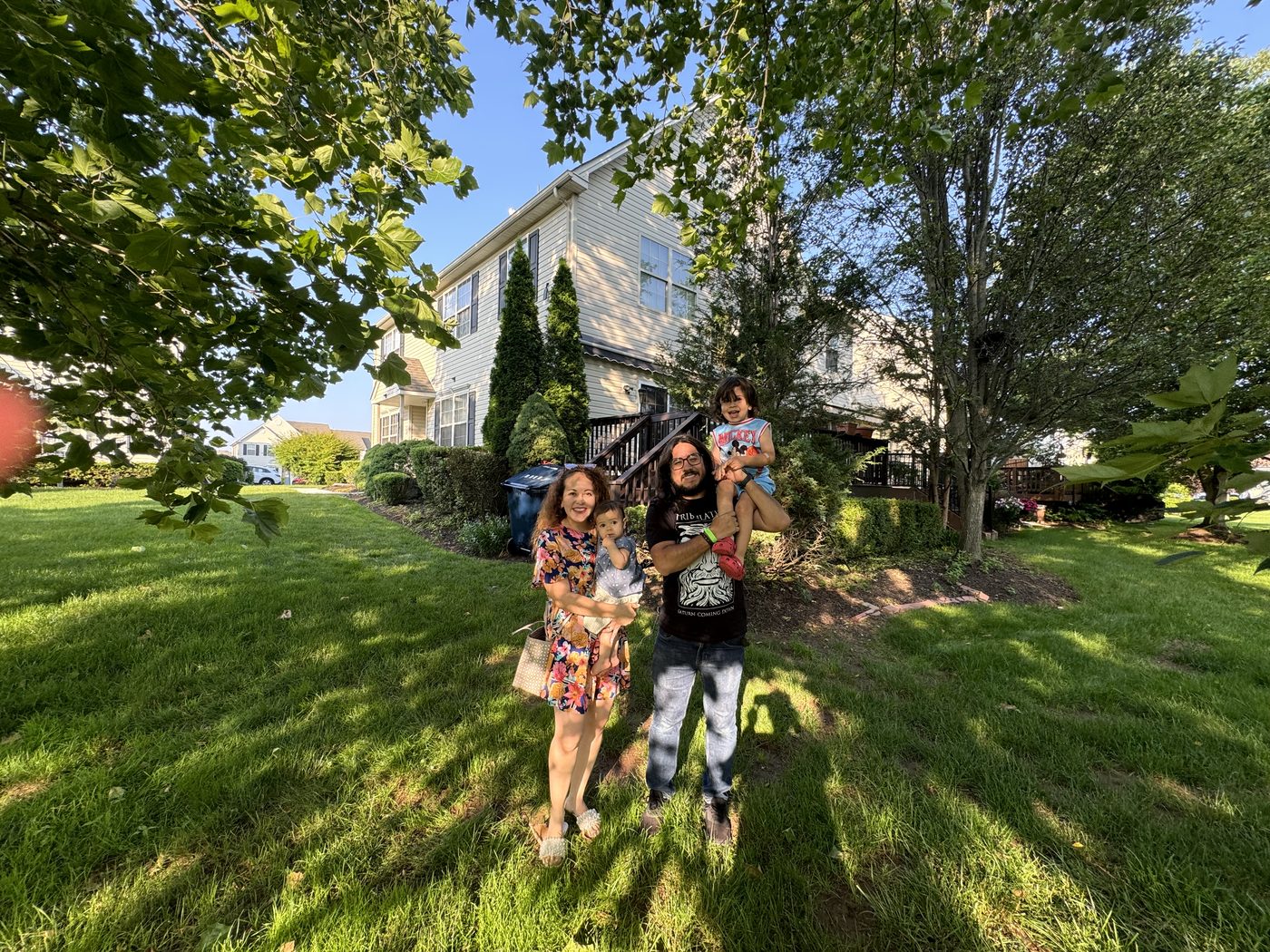 Familia celebrando el cierre de su casa